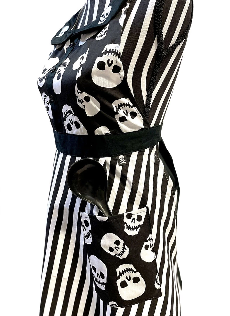 SOURPUSS LUST FOR SKULLS APRON