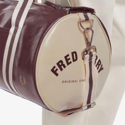 FRED PERRY CLASSIC BARREL BAG PORT/ECRU Accessories