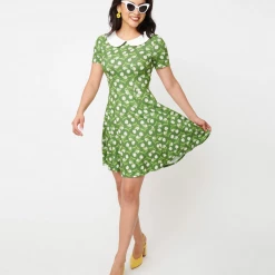 UNIQUE VINTAGE GREEN & WHITE DAISY MARGOT FIT & FLARE DRESS