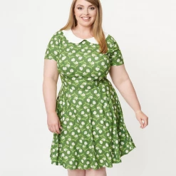 UNIQUE VINTAGE GREEN & WHITE DAISY MARGOT FIT & FLARE DRESS