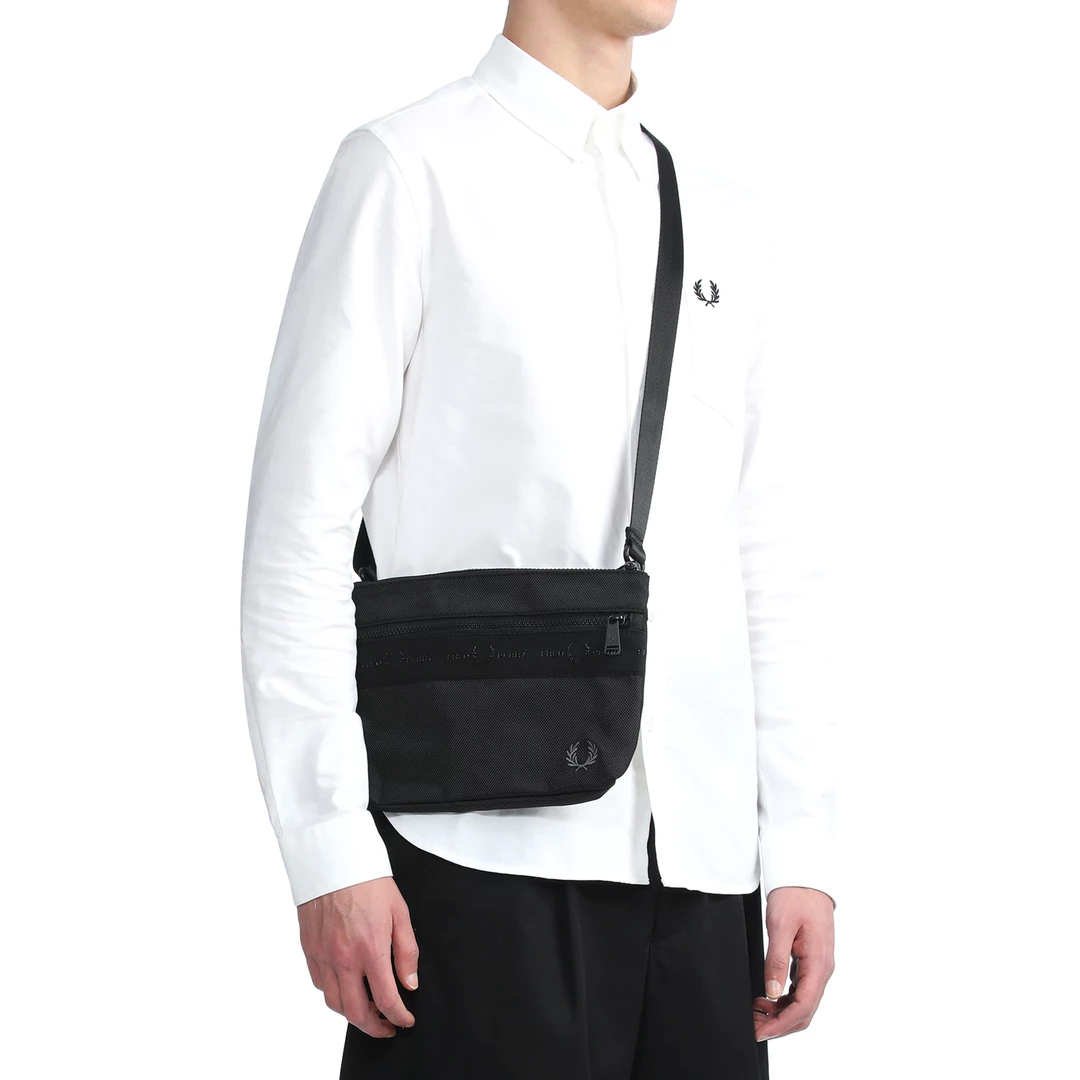 FRED PERRY TONAL TAPE SACOCHE CROSSBODY BAG